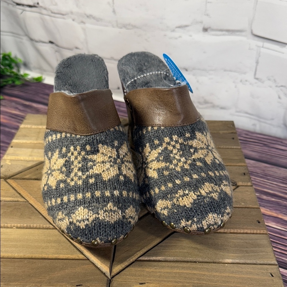 Muk Luks Gray and Brown Knit Heeled Clogs Nordic Print faux fur lined